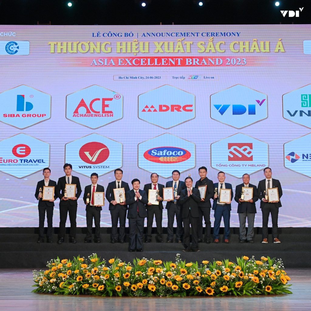 Ông Nguyễn Văn Nhân (Chuyên gia Chuyển đổi số VDI) nhận giải thưởng Top 10 Thương hiệu chuyển đổi số xuất sắc Châu Á 2023 