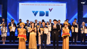 Ông Nguyễn Anh Dũng - Tổng Giám Đốc VDI nhận giải thưởng g TOP 10 Doanh nghiệp Công nghệ số xuất sắc Việt Nam