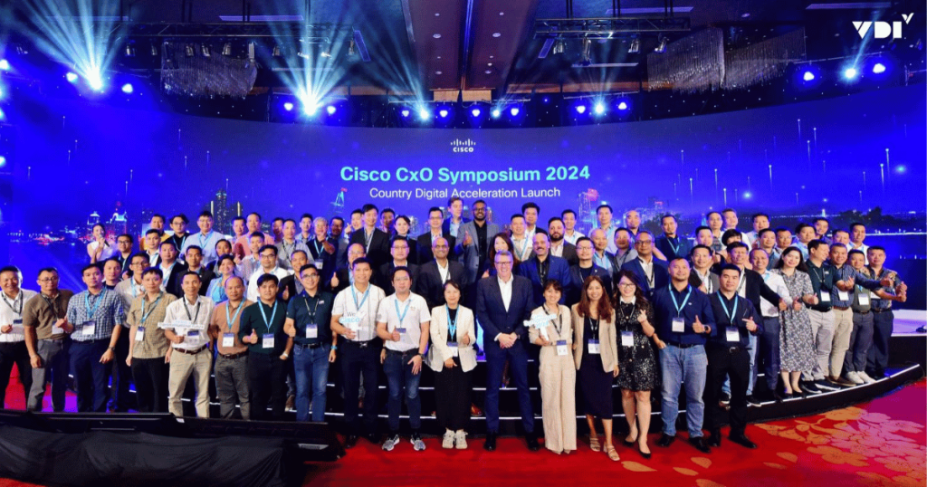 Lãnh đạo công nghệ chụp ảnh kỷ niệm tại sự kiện Cisco Cxo Symposium 2024