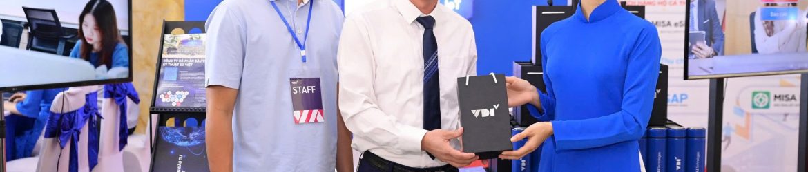 VDI tặng quà khách tham quan gian hàng tại Ngày chuyển đổi số Bắc Giang 2024