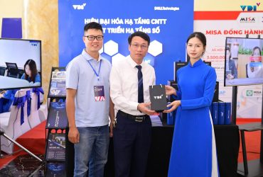 VDI tặng quà khách tham quan gian hàng tại Ngày chuyển đổi số Bắc Giang 2024