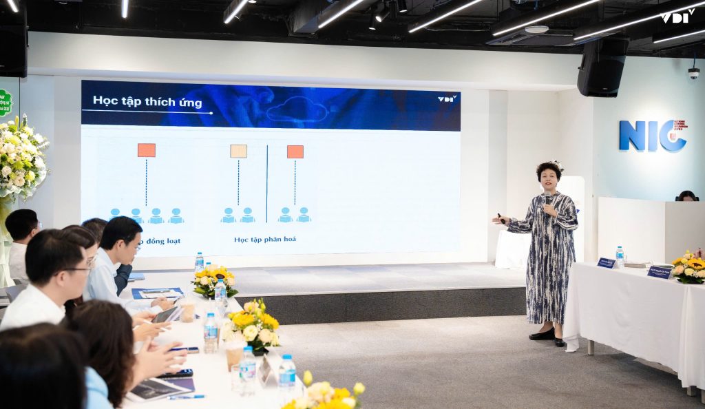 1. PGS.TS Chu Cẩm Thơ - Chủ nhiệm dự án VMathAI, nguyên Trưởng ban Ban nghiên cứu đánh giá giáo dục, Viện Khoa học Giáo dục Việt Nam trình bày tham luận